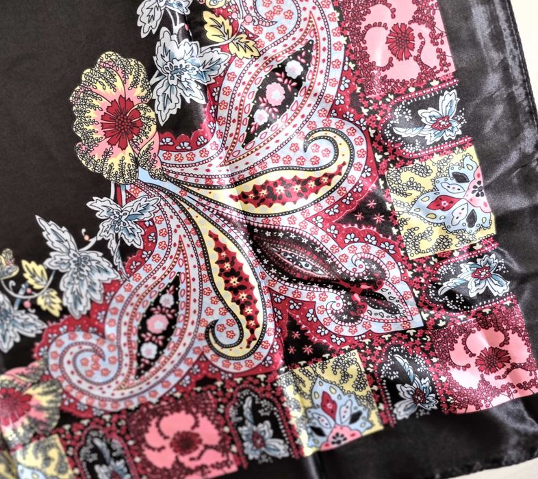 Czarna paszka z różowo kolorowymi wzorkami 70 cm
