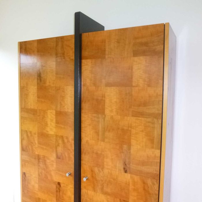 Armario artesanal em pereira-brava, 111,0 x 209,5 x 36,0 cm. Como novo