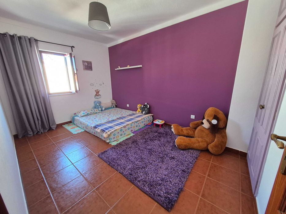 Vende-se moradia T4 com quintal e garagem