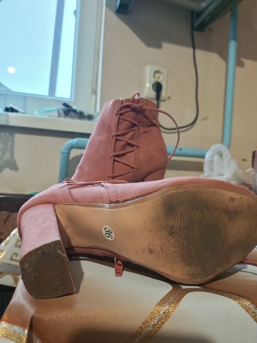 Жіночі ботинки на підборі