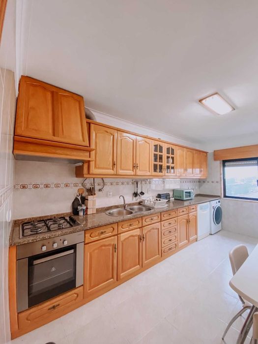 Quarto mobilado para arrendar a menina em apartamento muito bem estimado.