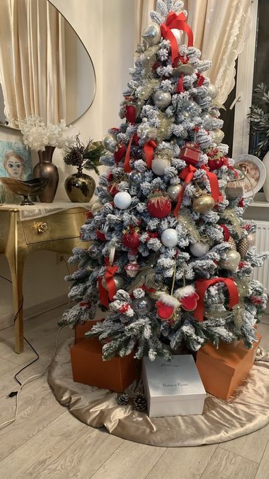 Новорічна дизайнерська ялинка з іграшками  та вогнями.