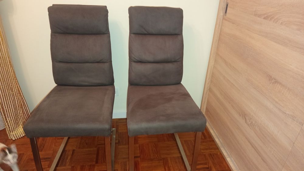 Cadeira estofada em veludo cinza claro