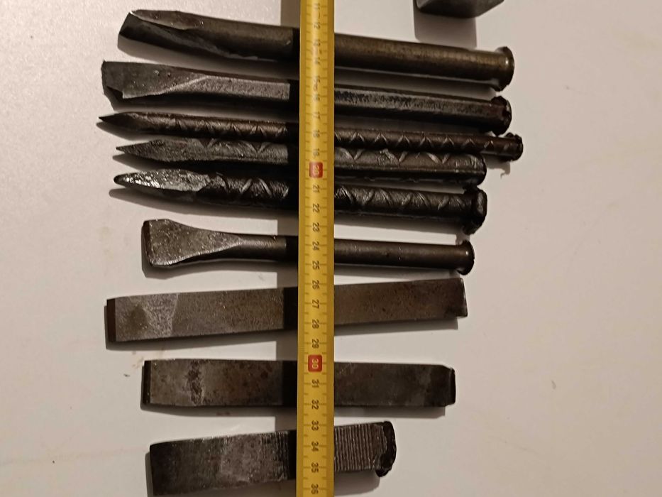 Martelo e 9 Ponteiras Metálicas