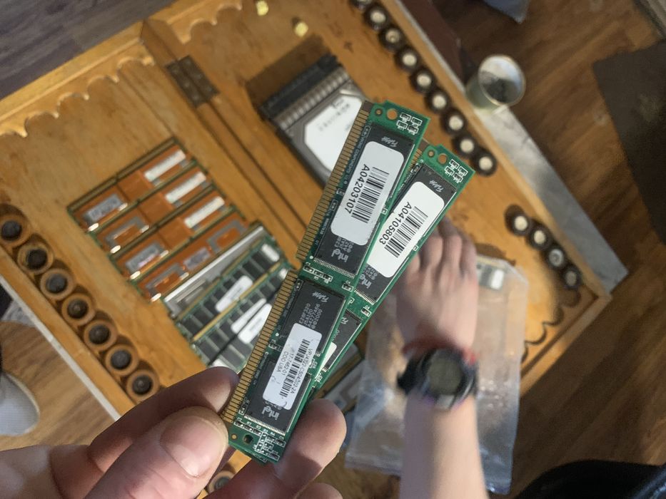 Оперативна память 1GB, 512МВ