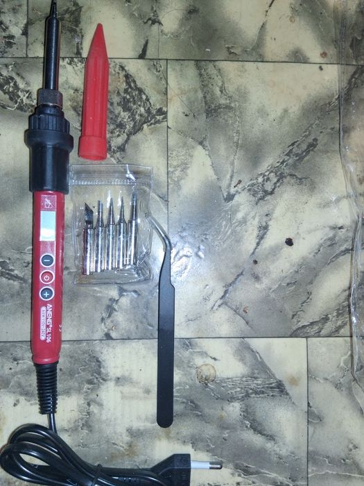 Lutownica z regulowaną temperatury  i wymiennymi grotami