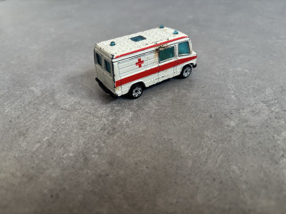 Model Resorak Siku Mercedes 809 D Ambulans