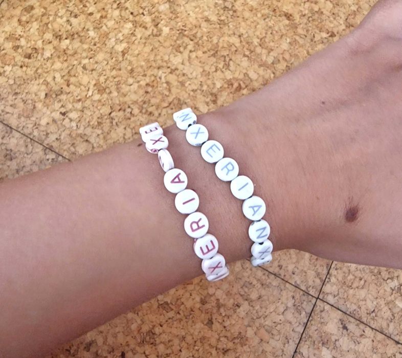 Conjunto de duas pulseiras brancas com letras