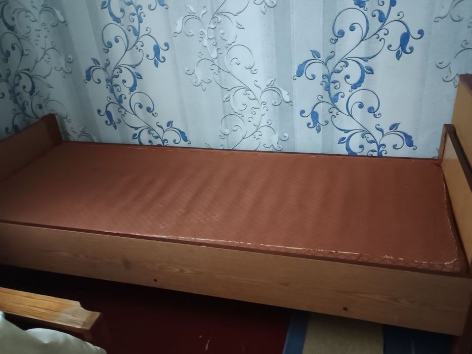 Продам ліжко дерев'яне з матрацом