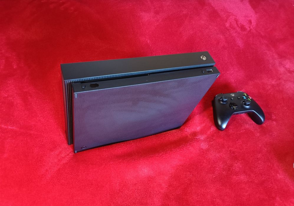 XBOX ONE X praticamente NOVA (1 tb memória)64169661391874121