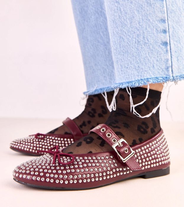 Bordowe baleriny zdobione ćwiekami i kokardką Mylie