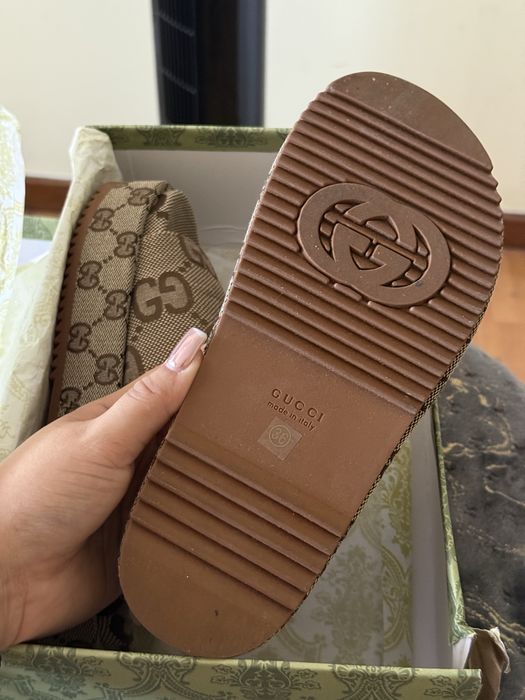 Chinelos Gucci.