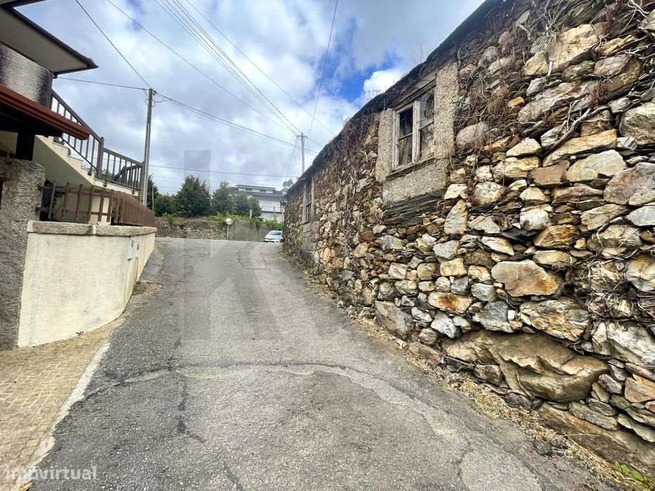 Rio Douro - Moradia em ruína em Carcavelos, Santa Maria de Sardoura