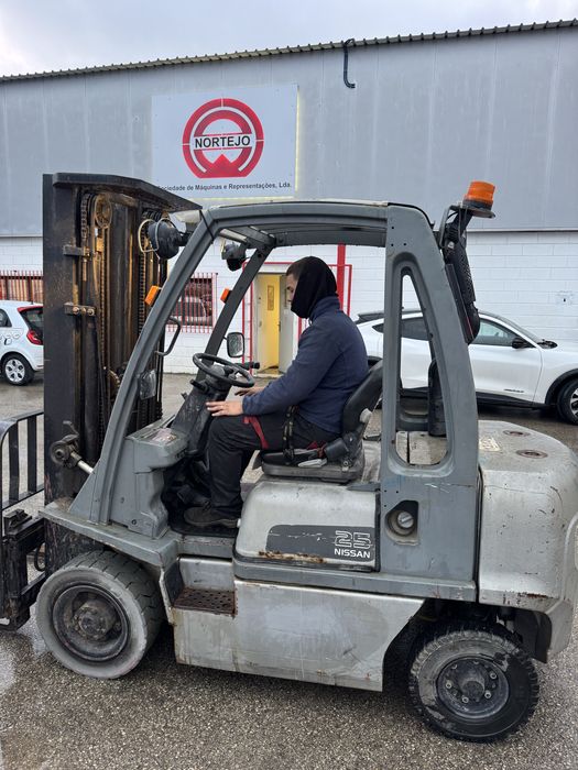 Empilhador Diesel NISSAN 2,5 Ton (usado)