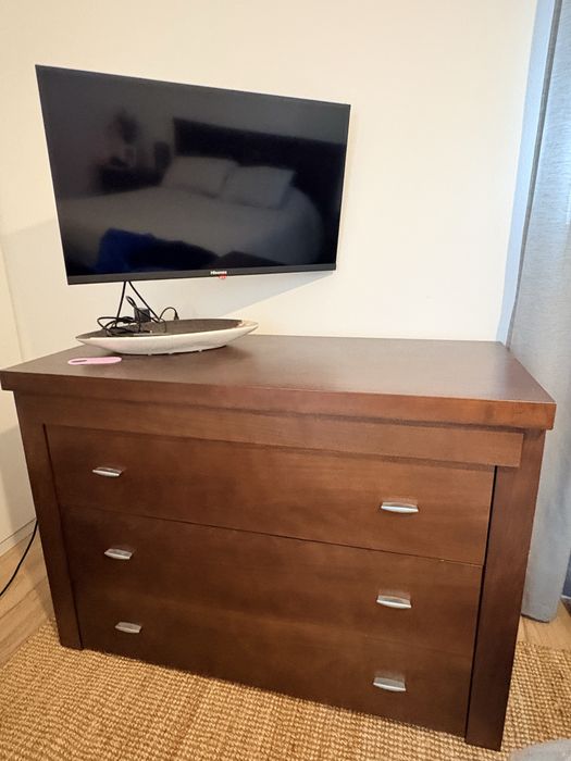 Conjunto de quarto completo em madeira cor wenge.