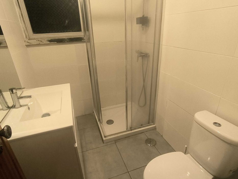 Quarto com cama de casal, espaçoso perto do metro de Odivelas