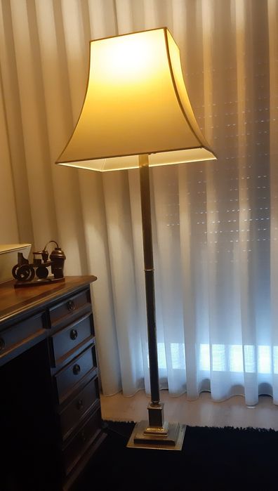 Cadeeiro de chão em latão vintage.