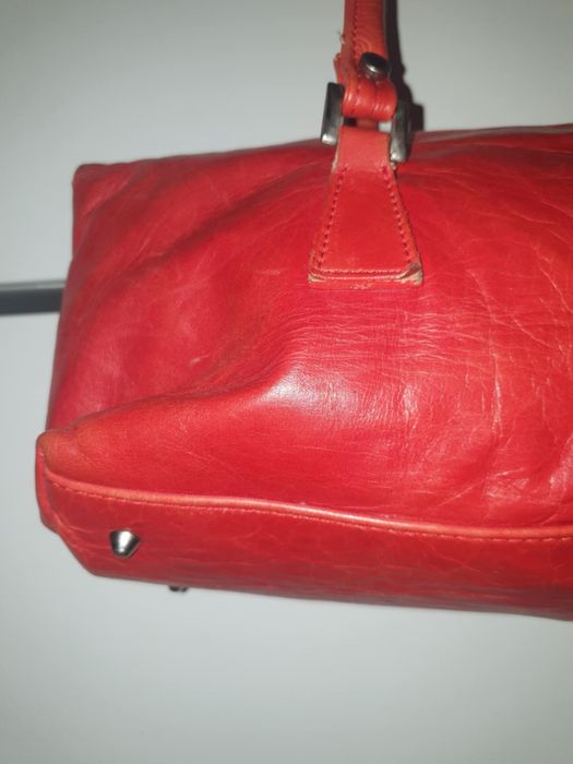 Czerwona torebka skórzana w stylu Prada – elegancka i pojemna