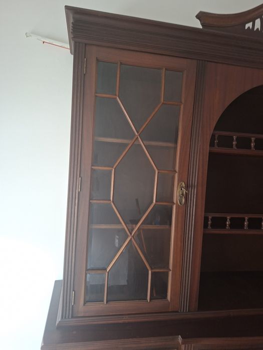 Louceiro com vitrine