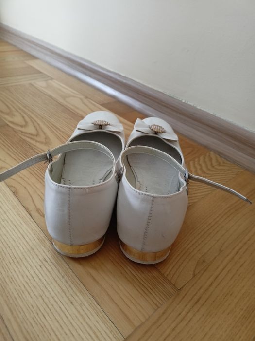 Białe buty komunijne