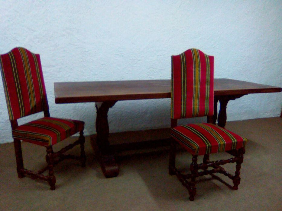 High-Quality Table and Chairs64740211712770120