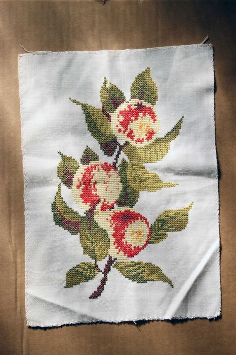 Três bordados de ponto cruz feitos à mão