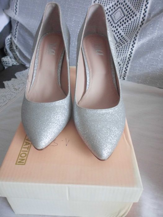 sapatos brilhantes  com tacão fino  como novos para senhora