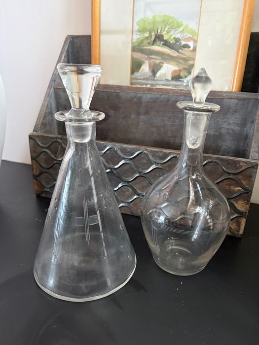 2 Garrafas antigas em vidro jateado, com desenhos.