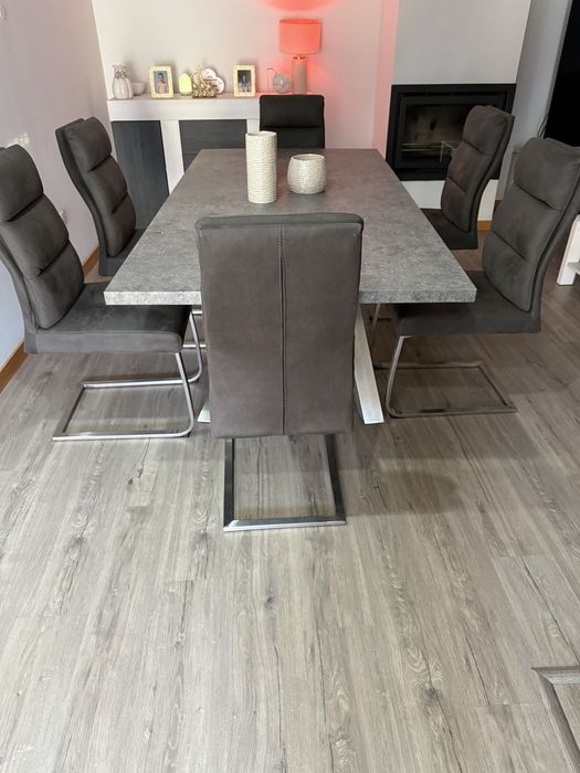 Mesa de sala com cadeiras