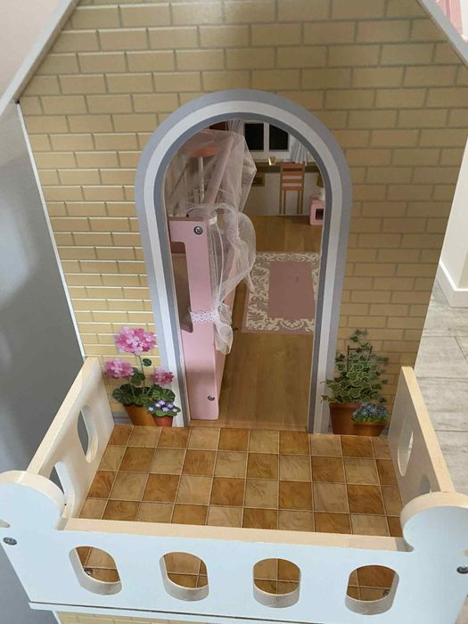 Domek dla lalek z windą i ogródkiem