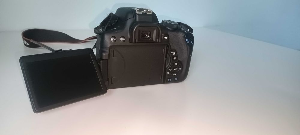 Canon 750D pouco usado corpo mais objetiva