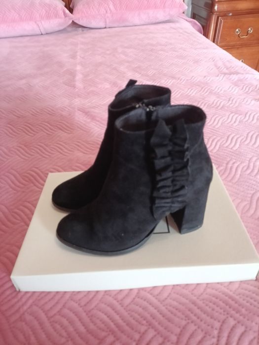 Botas de camurça e pele pretas tamanho 35