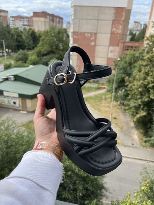 Босоніжки з платформою