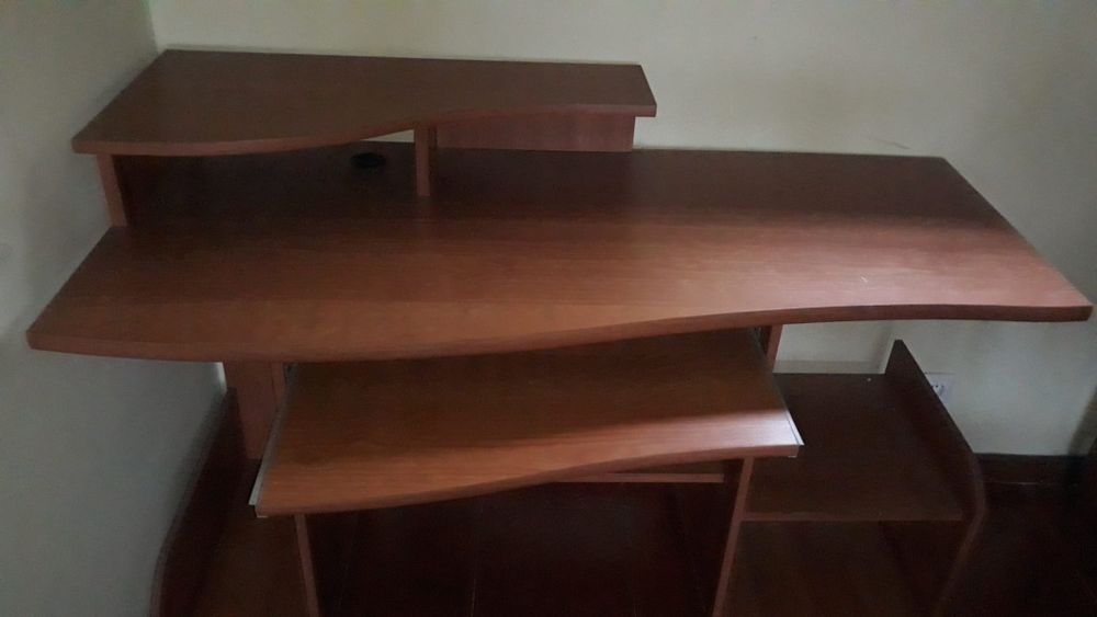 Secretária em bom estado de conservação