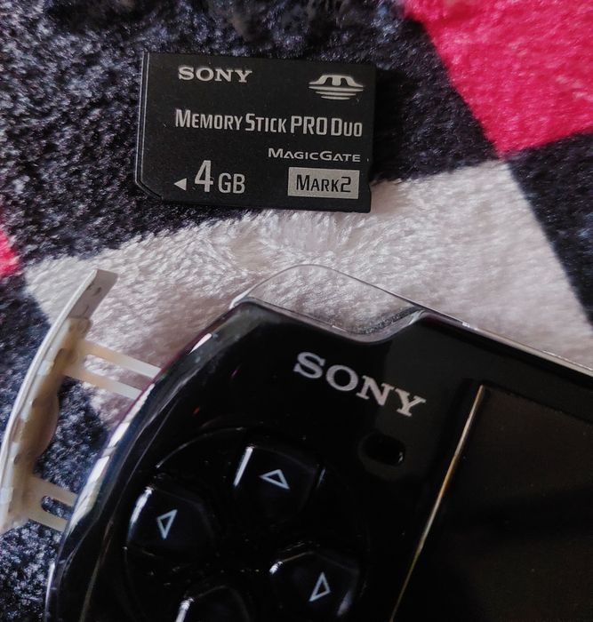 PSP 3004 + Jogos; capa e cartão de memória
