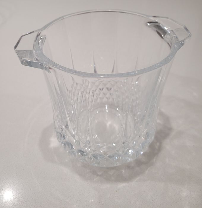 Garrafas de whisky de cristal e baldes