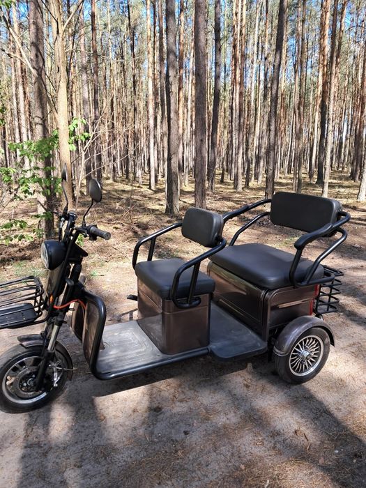 Motorower trójkołowy elektryczny trzyosobowy