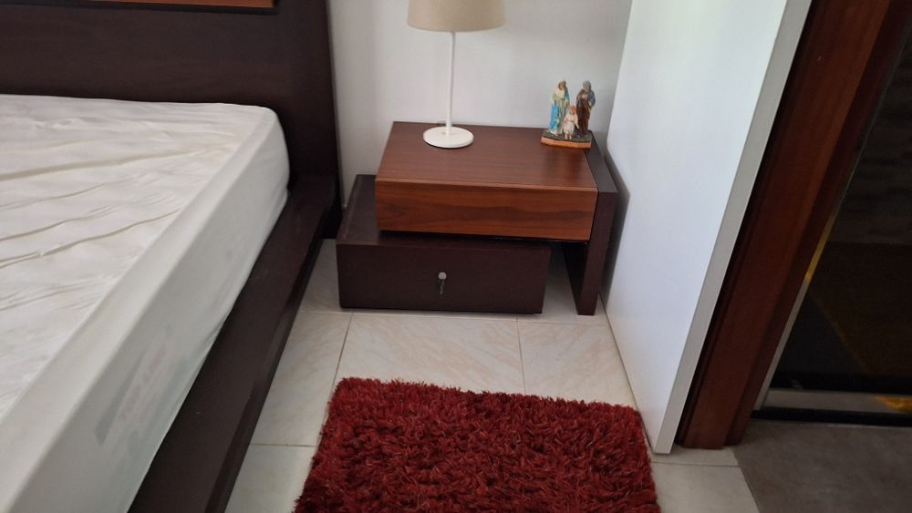 Quarto, cama 2 cabeceiras e comoda com espelho