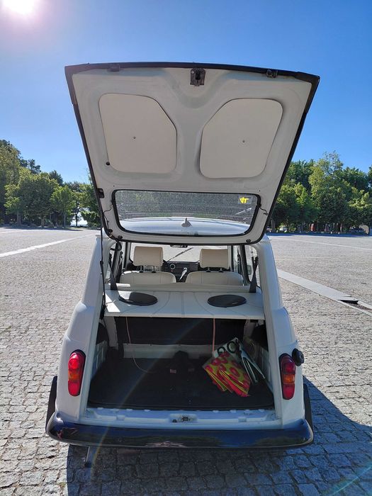 Carrinha Renault 4L restaurada