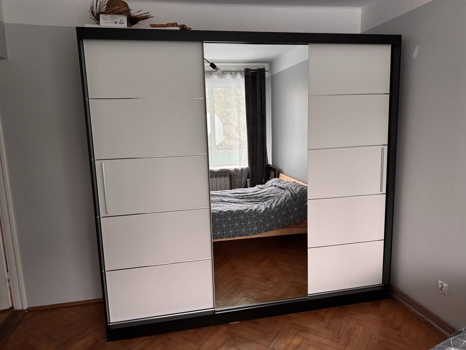 Szafa trzydrzwiowa przesuwna