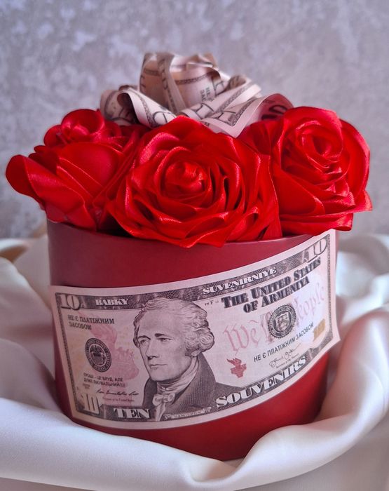Букет із атласних троянд та  доларів