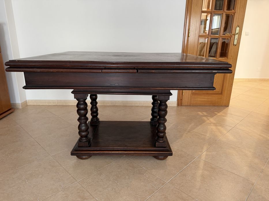 Mesa de jantar antiga em madeira escura de estilo manuelino  – Extensível