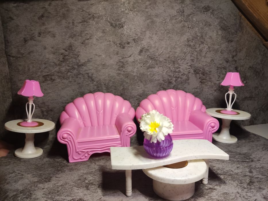 Меблі для лялькового будинку