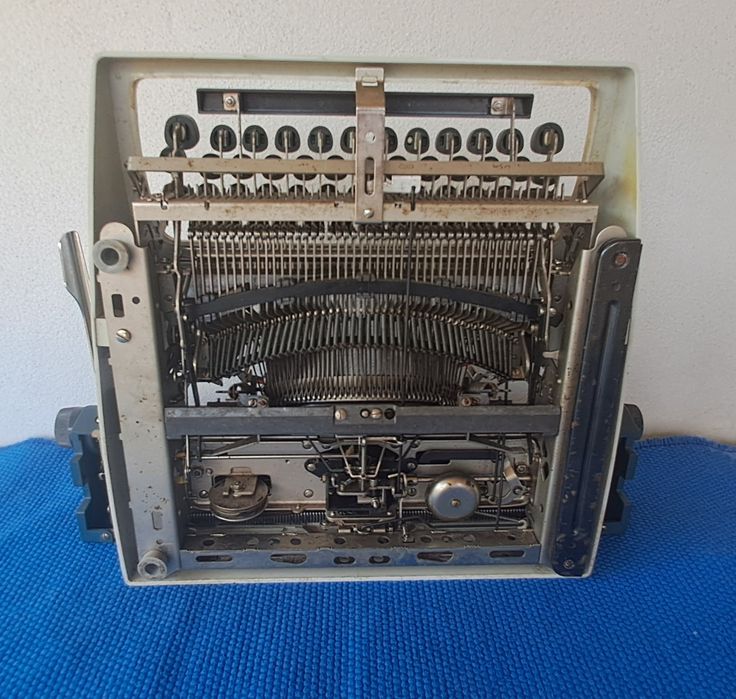 Maquina de escrever antiga. Erika mod.41
Em perfeito estado de conserv