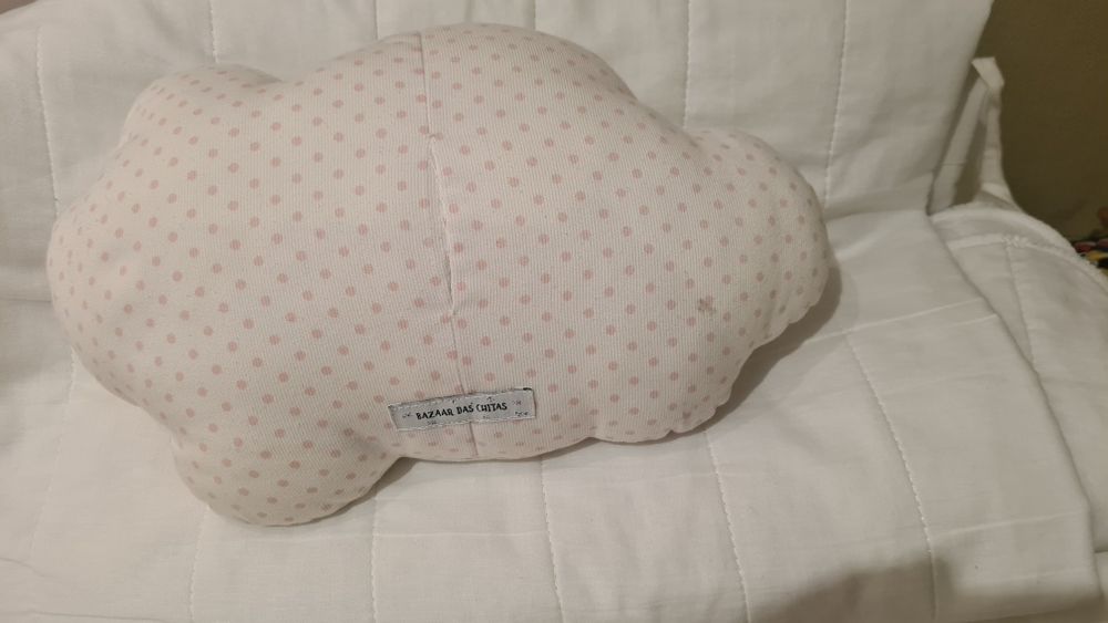 Almofada decorativa para quarto de bebé menina