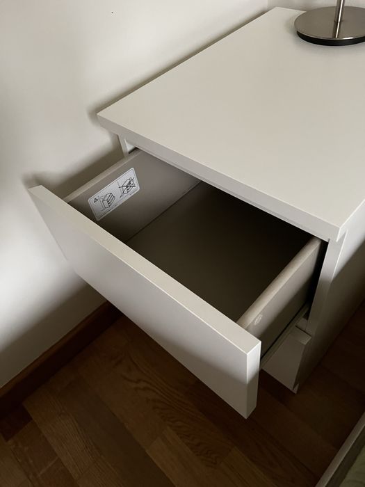 Cama, colção e mesas de cabeceira