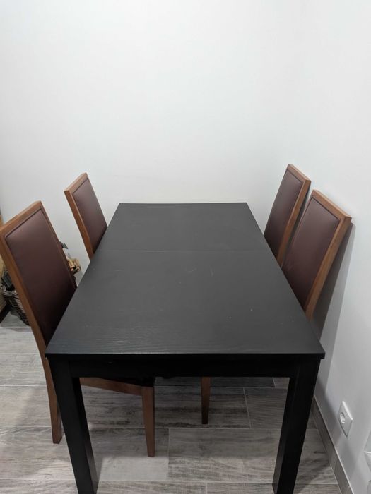 Mesa de jantar e cadeiras