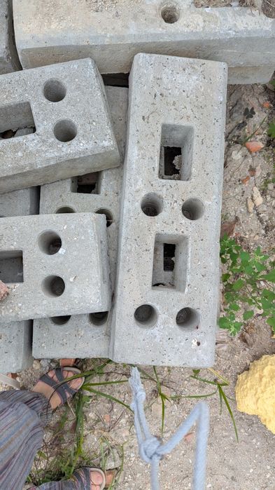 Grades de vedação de obra e respetivas bases de betão