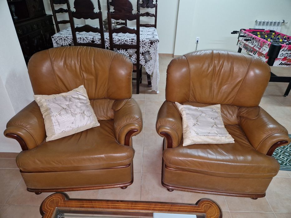 Conjunto de sofá cama mais 2 individuais, em pele genuína