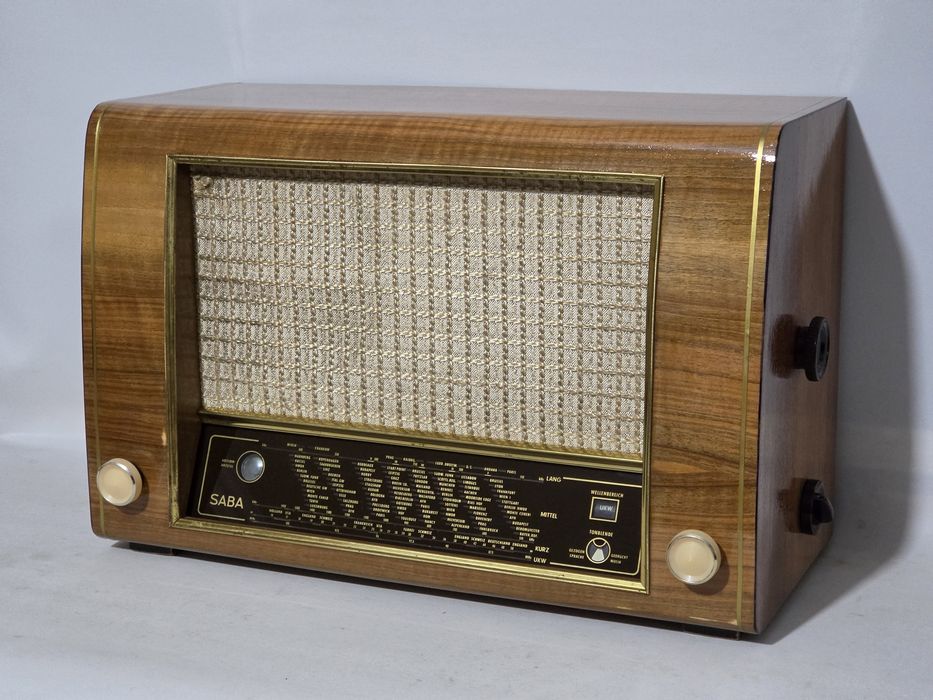 Rádio antigo reparado SABA